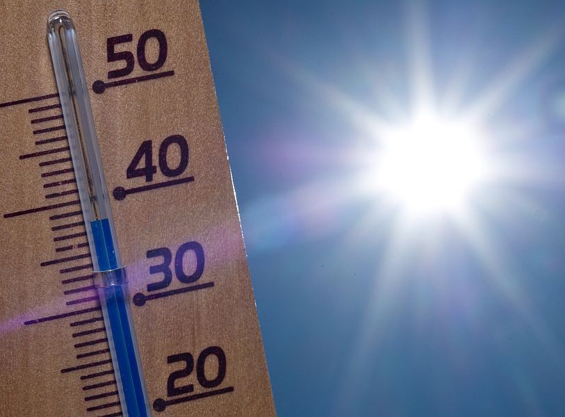 epa03365282 A thermometer showing 38 degrees centigrade in the sun in Sieversdorf, Germany, 19 August 2012. Meteorologists predict this weekend to be the hottest of the year so far with temperatures reaching some 38 degrees celsius.  EPA/PATRICK PLEUL
